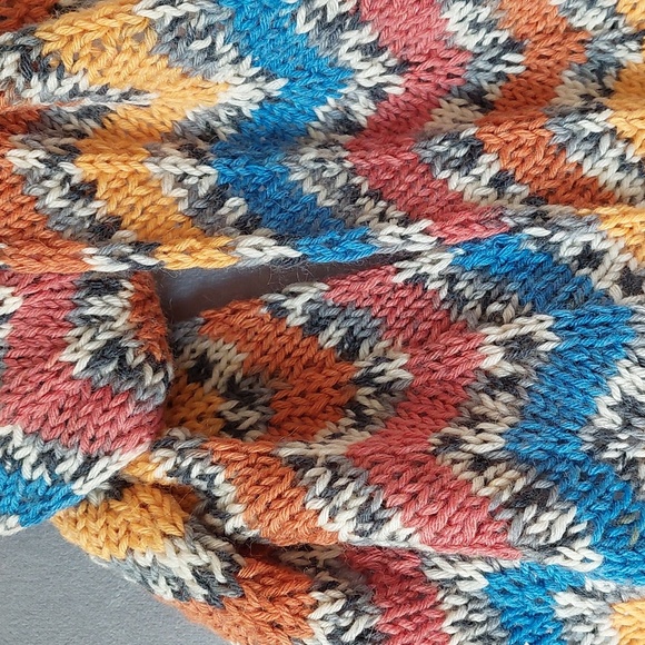 Handknitted wool zigzag scarf by Closeknit - Picture 2 of 2